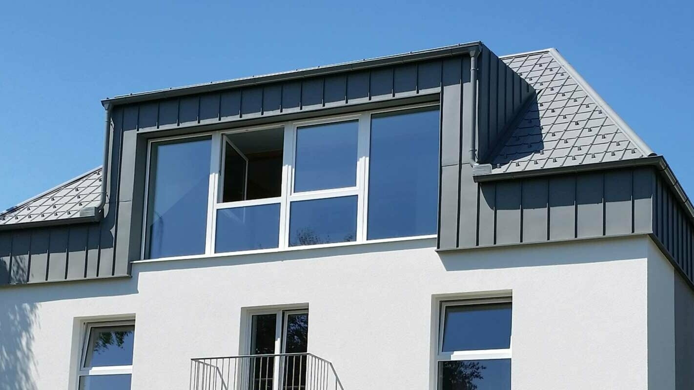 Hus efter takrenovering med Prefalz och PREFA-takplattor i Österrike