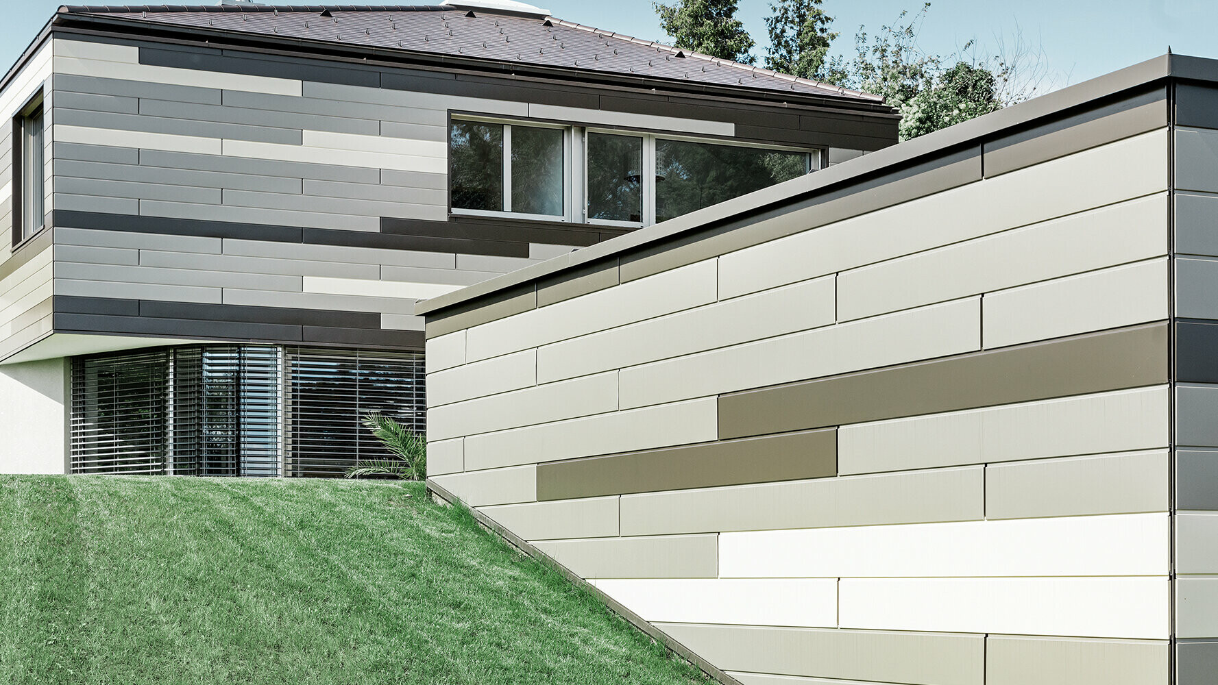 Modernt bostadshus med PREFA fasadpaneler i tre olika färger