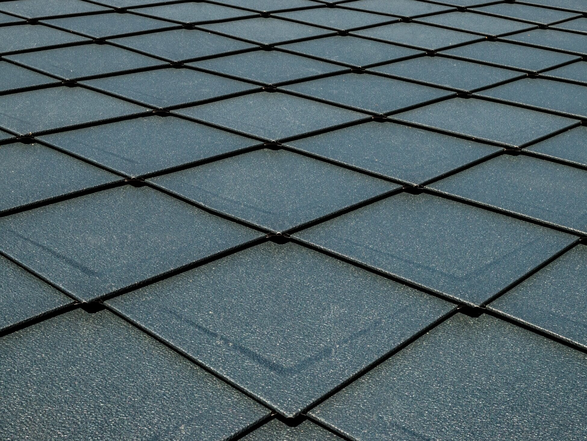 PREFA takromb 29 × 29 i P.10 antracit med prägling lagd på yta, tak med sicksackmönster