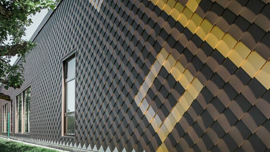 Fasad med bruna PREFA väggromber 20×20. Gulddiamanter av olika färger skapar ett mönster på fasaden.