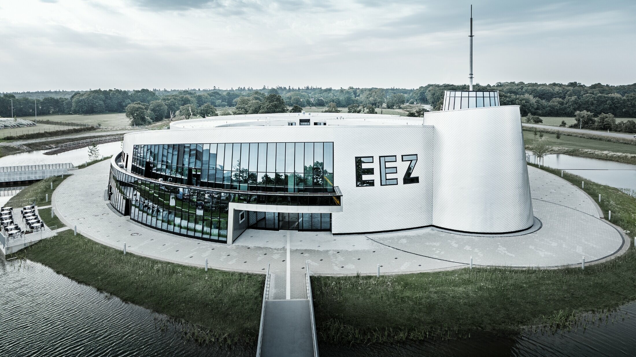 De många rundade byggnadsdelarna på Energie-Erlebnis-Zentrum Aurich (EEZ) täcktes med PREFA väggromb 20 × 20 i valsblank.