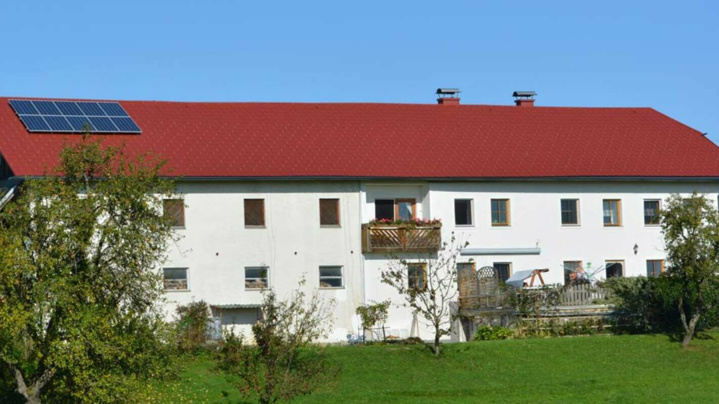 Bondgård efter takrenovering med PREFA takplattor i Österrike - tidigare Eternit fibercement