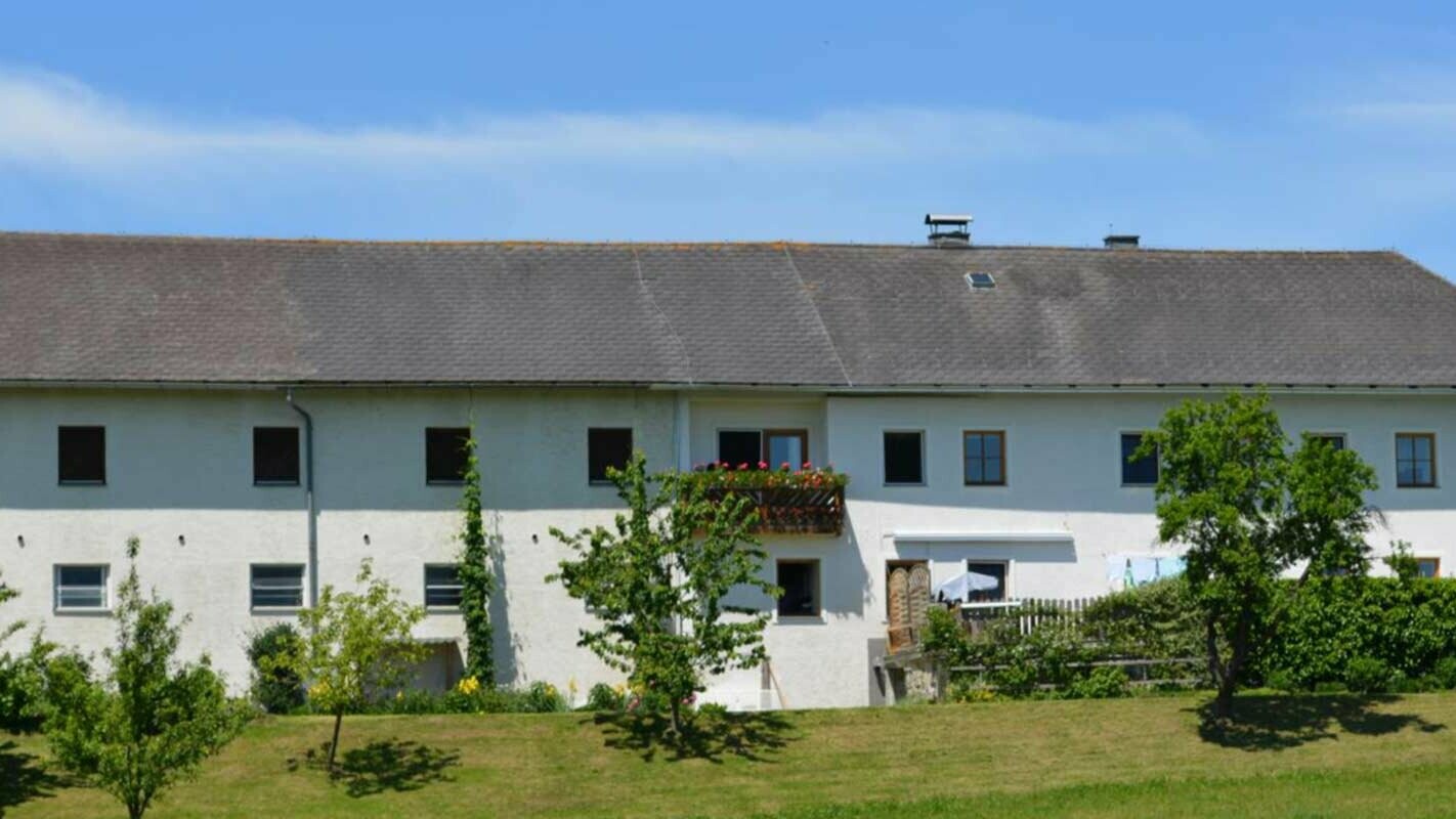 Hus innan takrenovering med PREFA takplattor i Österrike - tidigare Eternit fibercement