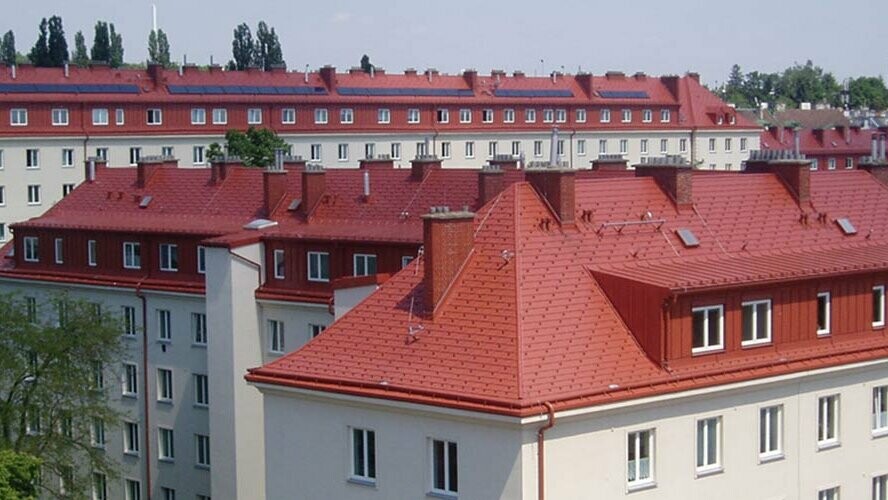 Bild av bostadshus i Hugo Breitner Hofs i Wien. Taken täcktes med PREFA-takplattan i tegelrött.
