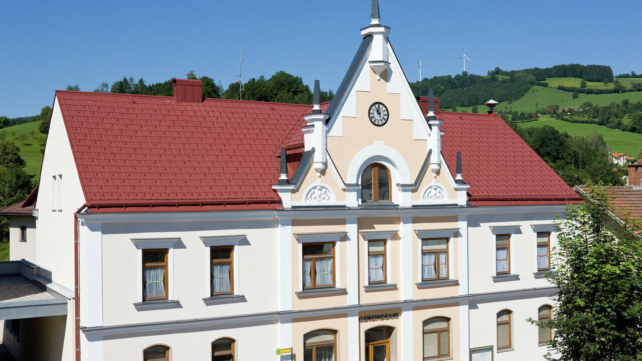 Kommunhus i Traisen täckt med PREFA takplatta och PREFA fotränna