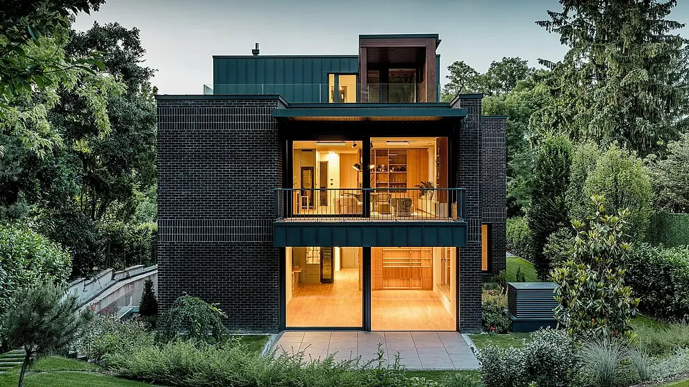 Modern villa i Budapest med PREFA PREFALZ-fasad i aluminium i kombination med klinker, ett exempel på exceptionell arkitektur inom PREFARENZEN-området.