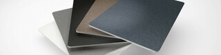 Aluminium-kompositskivan PREFABOND  finns nu i fem nya P.10-färger.  De olika färgproverna ligger över varandra  som en solfjäder.