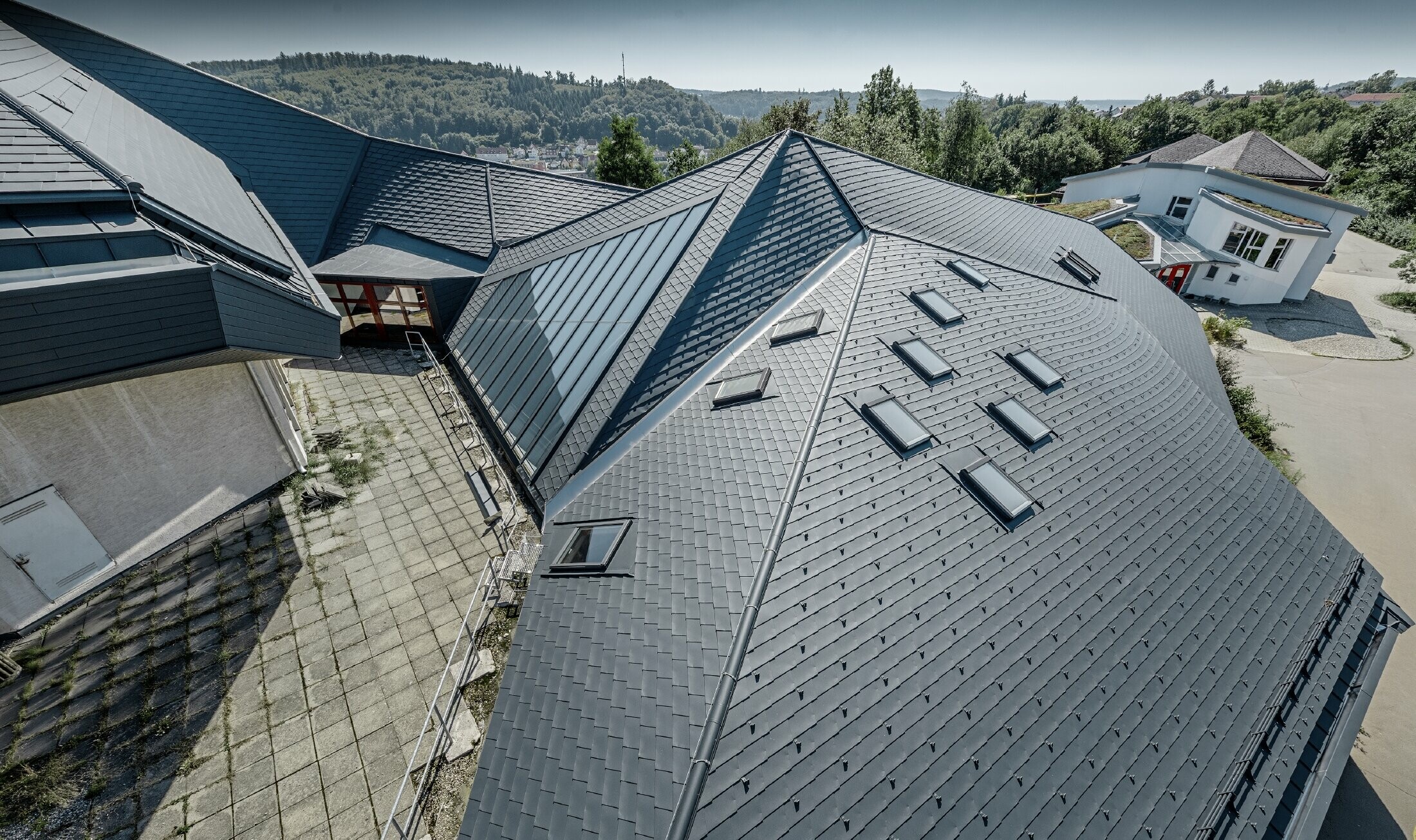 Waldorfskola i Heidenheim med nyrenoverat tak, den stora takytan med många vinklar och lutningar täcktes med PREFA takshingel i antracitgrått