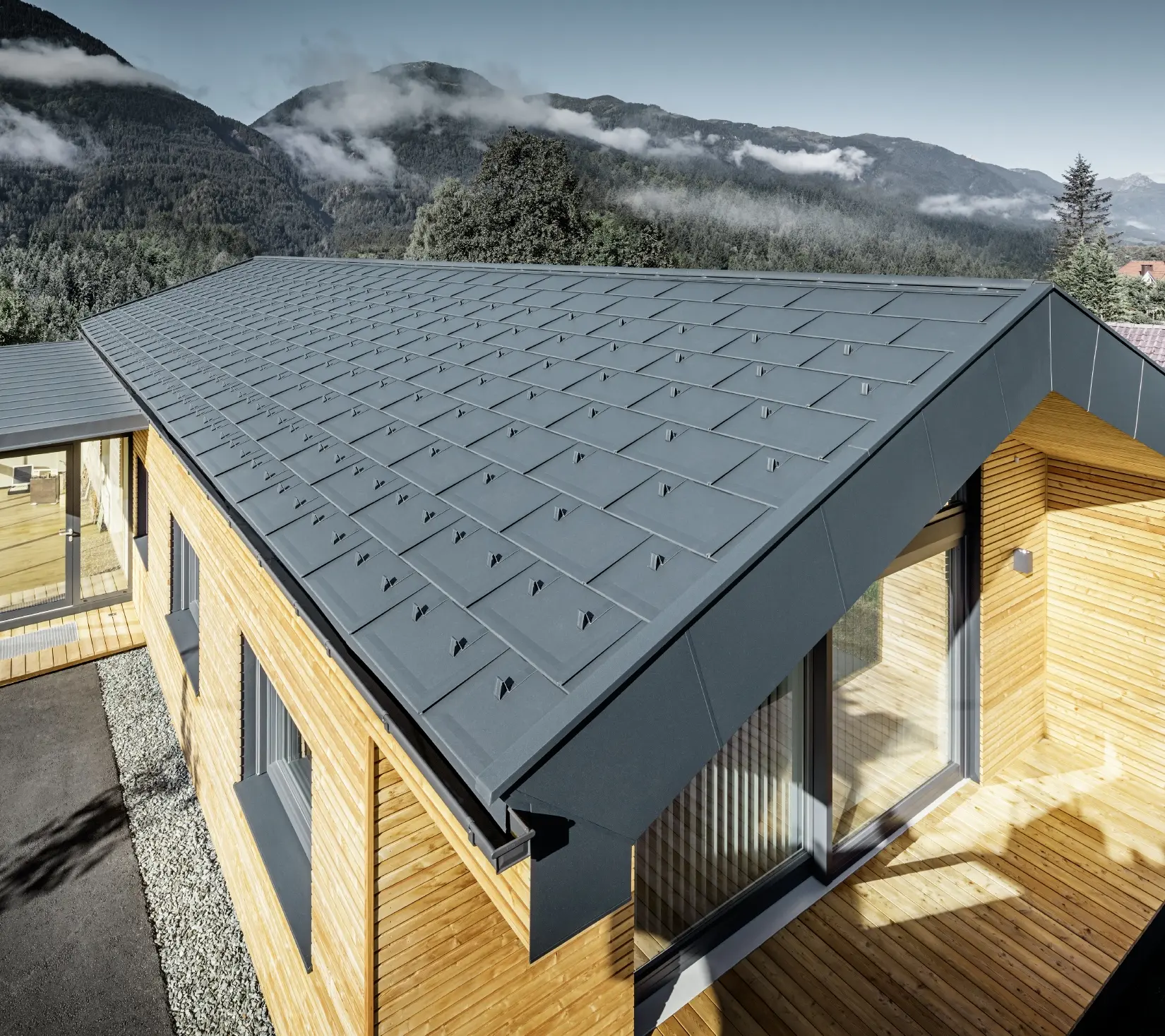 Ny kontorsbyggnad byggd av Holzbau Faltheiner med fasad i lärkträ, stora fönsterytor och ett PREFA-tak i antracit.
