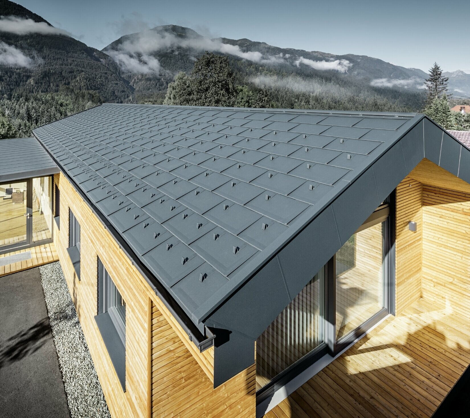 Ny kontorsbyggnad av arkitekten Holzbau Faltheiner med fasad av lärkträ, generösa fönsterpartier och ett tak från PREFA i antracit.