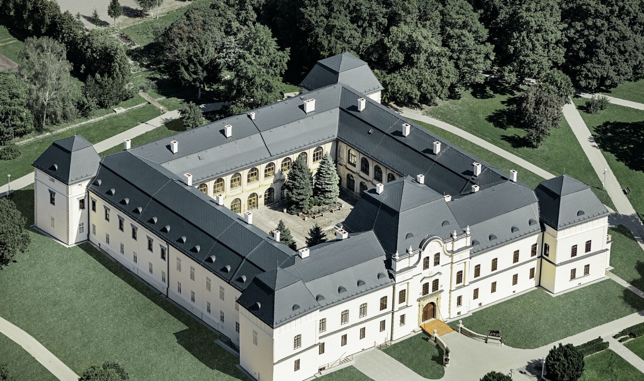 Slottet i Humenné är byggt i renässansstil och har renoverats med takromber från PREFA i antracitgrått