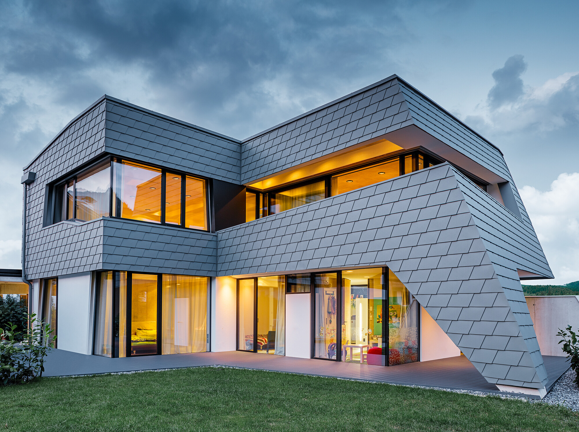 Modern villa med PREFA väggshingel i P.10 ljusgrå Bostadshus med PREFA väggshingel i P.10 ljusgrå på fasaden