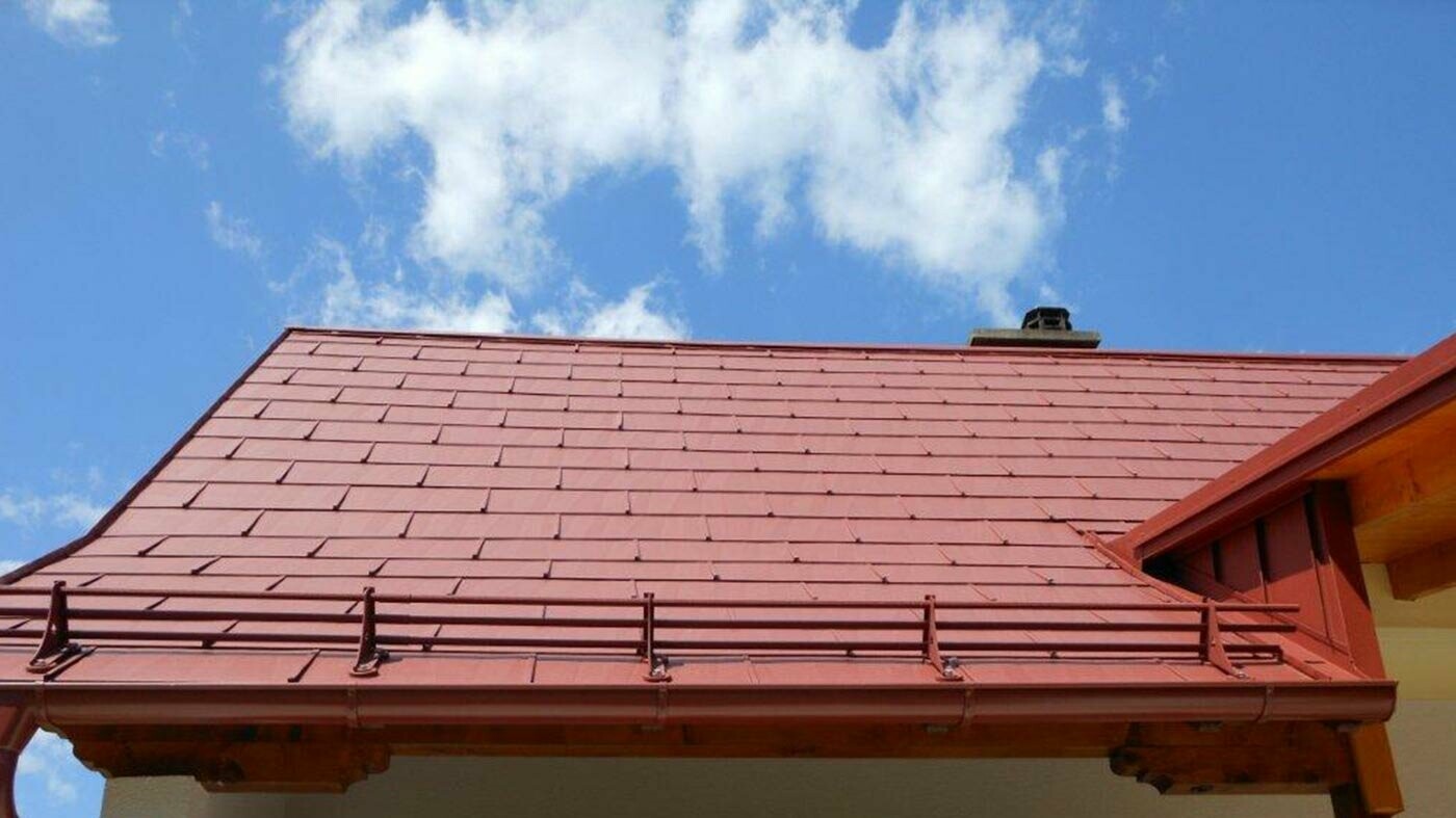 Detaljerad vy av takytan med PREFA takplatta FX.12 i oxidröd med Snörasskydd