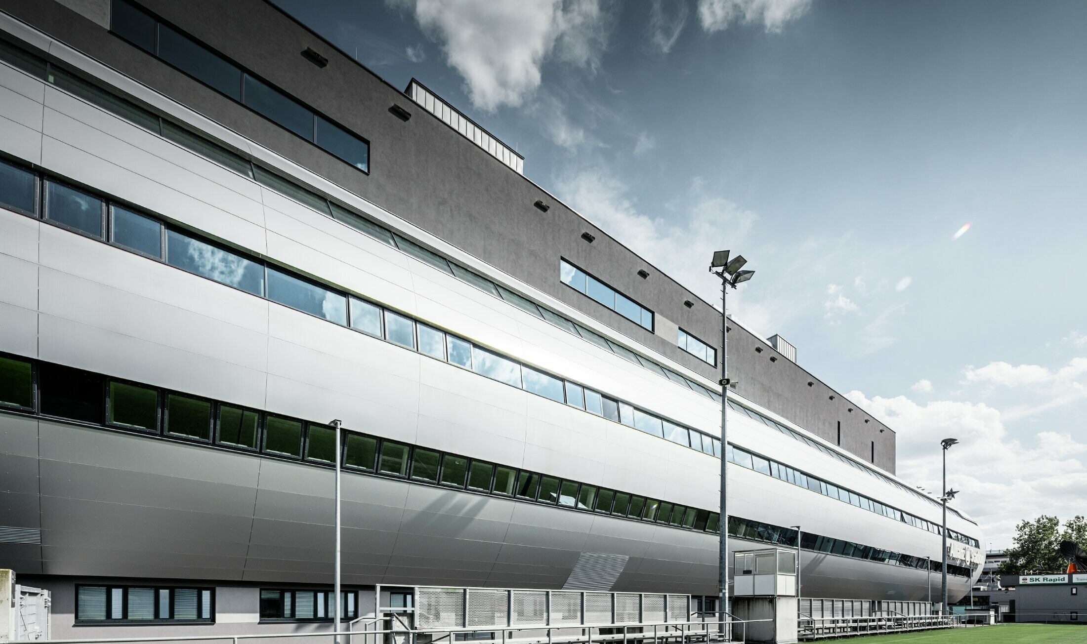 Utsikt över Allianz Stadium i Wien från träningsplatsen. Röret som leder till insidan av stadion är klätt med aluminiumkompositpanel från PREFA i silvermetallic.