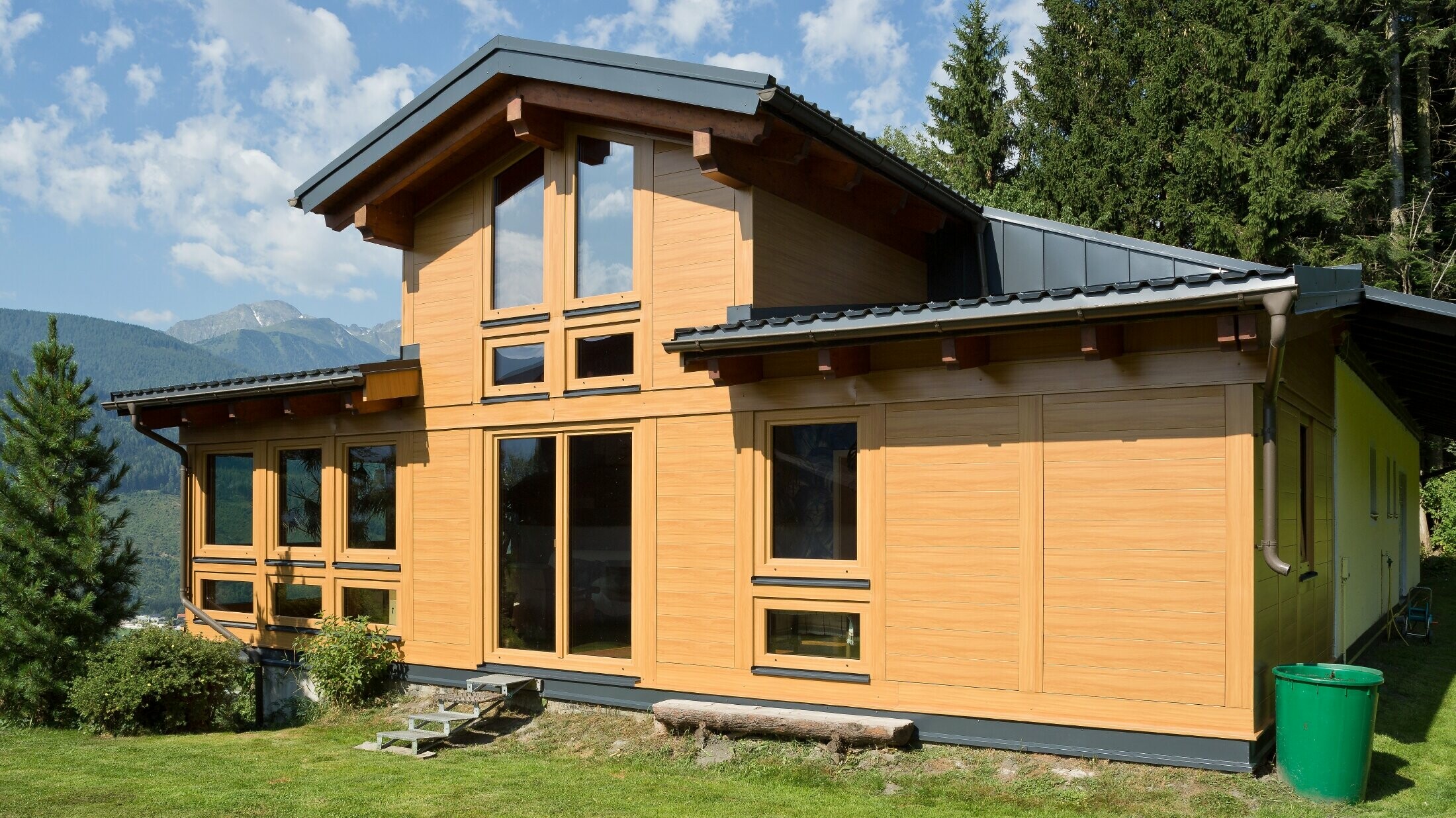 Vinterträdgårdsbyggnad med fasadbeklädnad av PREFA - sidings av aluminium i färgen ljust trä.