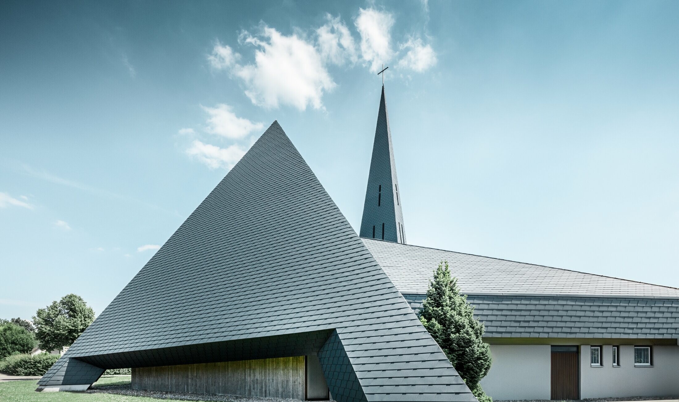 katolsk kyrka i Langenau med en pyramidlik design täckt med aluminiumshingel från PREFA i antracitgrått