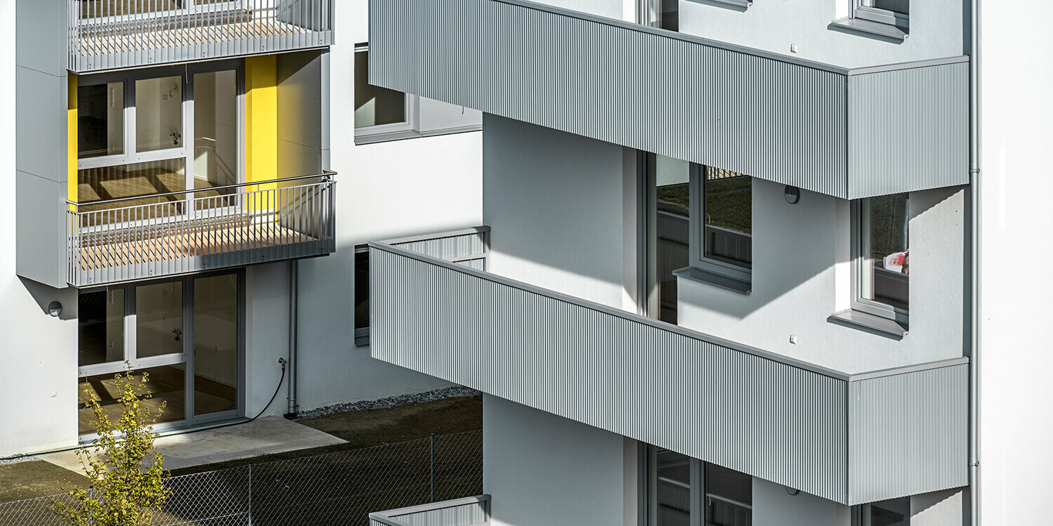 Das robuste PREFA Zackenprofil in Silbermetallic sorgt für eine elegante und zugleich widerstandsfähige Balkongestaltung in der Glanzstoffsiedlung in St. Pölten, Niederösterreich.