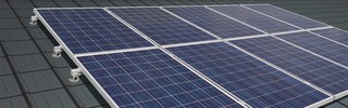 Photovoltaikmodule mit den Solarhaltern auf der PREFA Dachplatte montiert