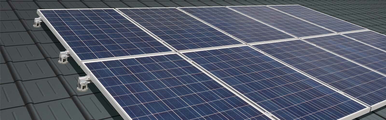 Fotovoltaikmodul med solpanelhållare på PREFA-takplatta