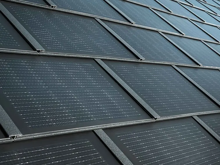 PREFA solcellstakpanel i antracit: Det stormsäkra taksystemet i aluminium har integrerade solcellsmoduler som genererar el med hjälp av solens kraft.