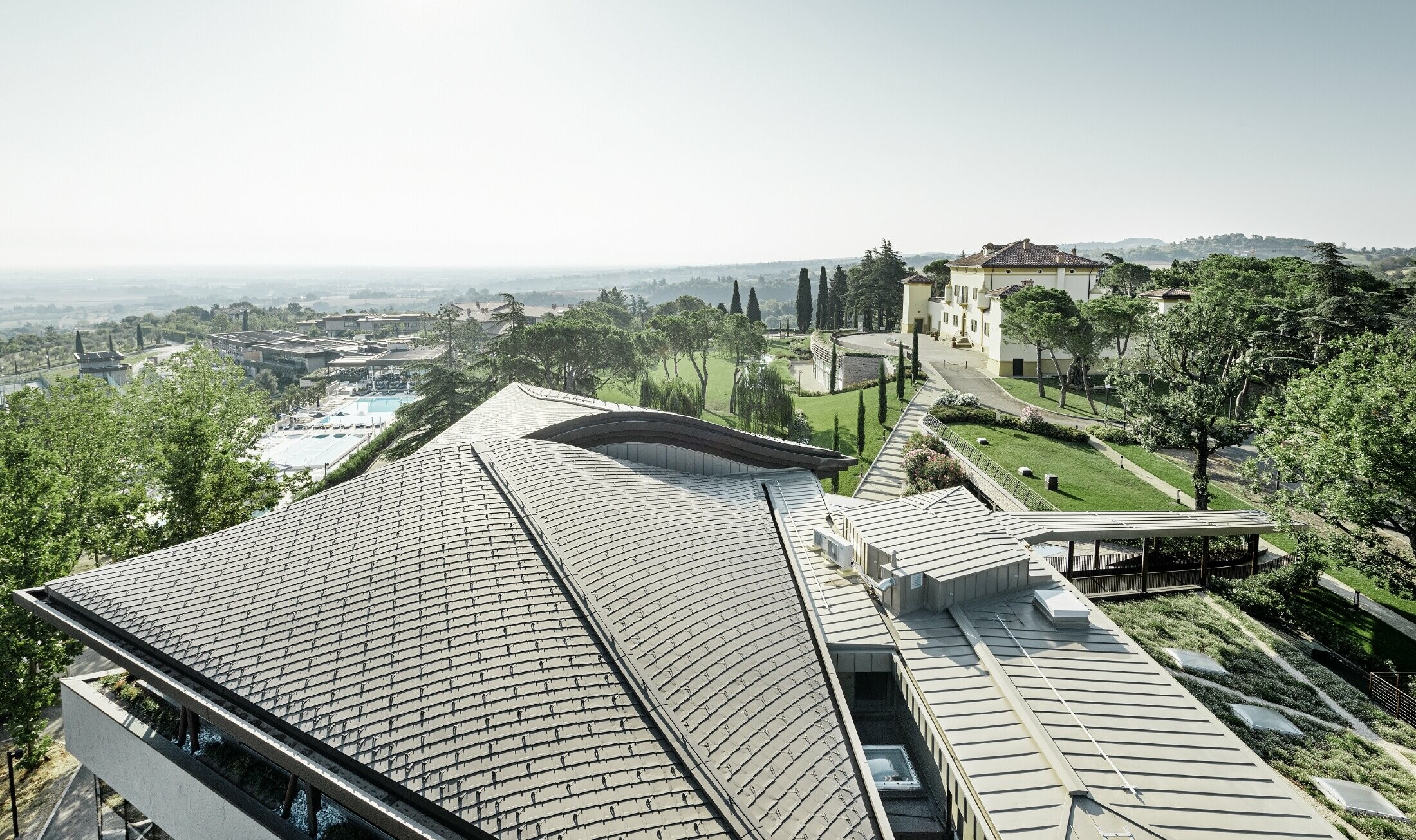 Palazzo di Varignana golfresort med ett vidsträckt PREFA-aluminiumtak i brunt