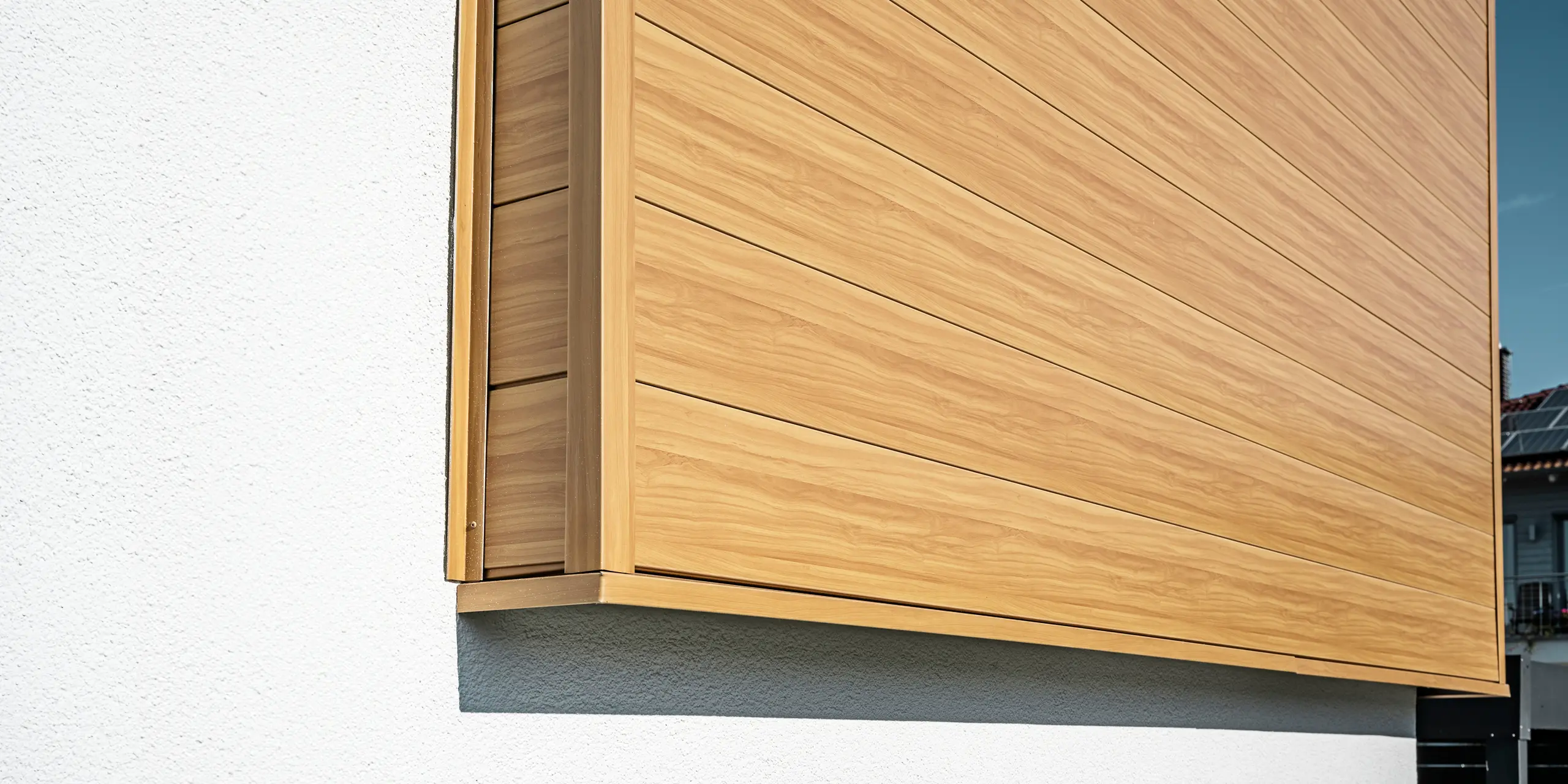 Närbild på aluminiumfasaden av PREFA Siding i färgen ek natur på en villa i Usingen, Tyskland.