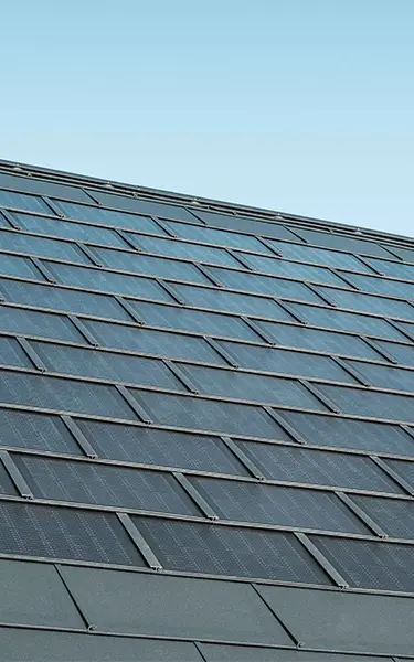 Utlagd yta med PREFA solar takplatta i kombination med takplatta R.16 i färgen P.10 antracit.