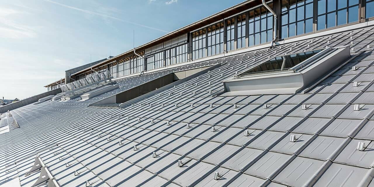 Detaljerad vy över takplattorna från PREFA inklusive snöstoppare på Panzerhalle i Salzburg