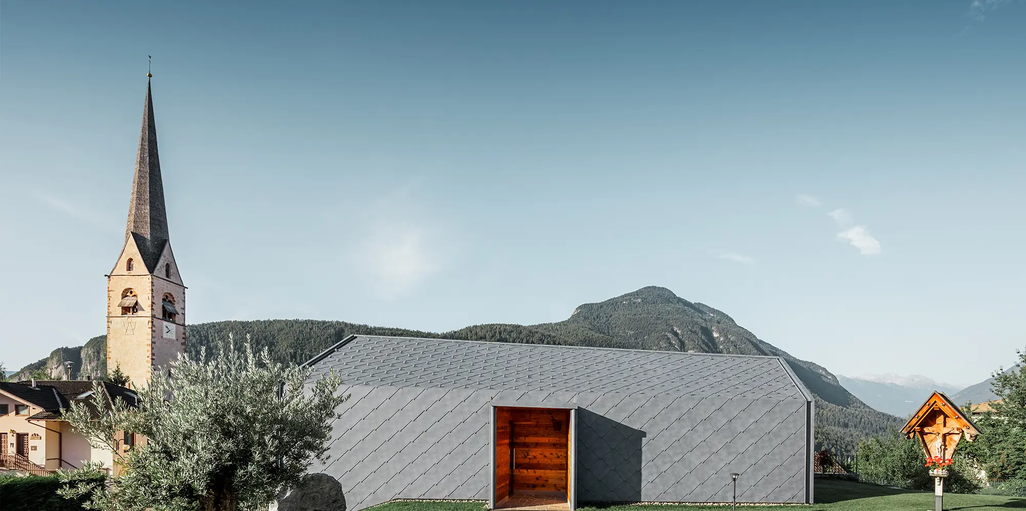 Tak- och väggromb 44x44 i stenlook på en skönhetssalong i Livo Italien