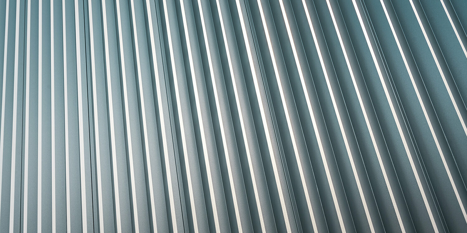 Die Detailaufnahme zeigt das PREFA Zackenprofil aus stranggepresstem Aluminium in der Farbe Silbermetallic. Die hochwertige Fassade aus diesem Material verleiht der Glanzstoffsiedlung in St. Pölten eine moderne, edle Ausstrahlung.