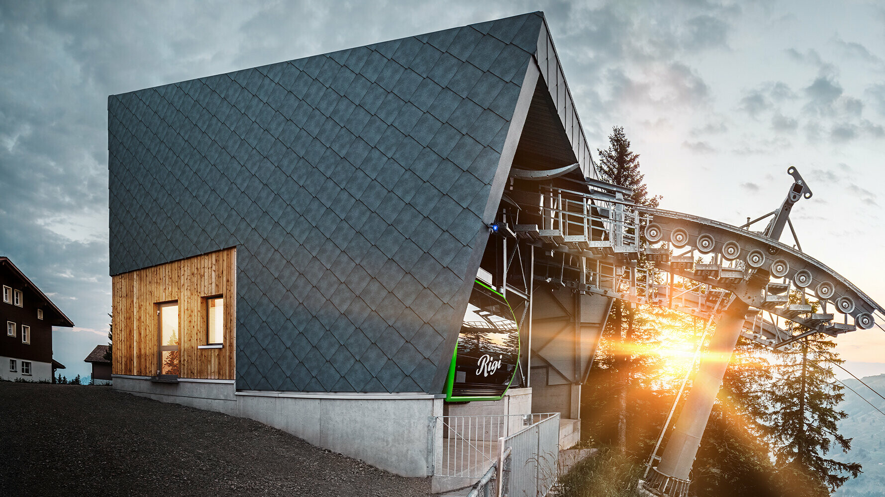 linbana i Schweiz med tak och fasad från PREFA i solnedgången