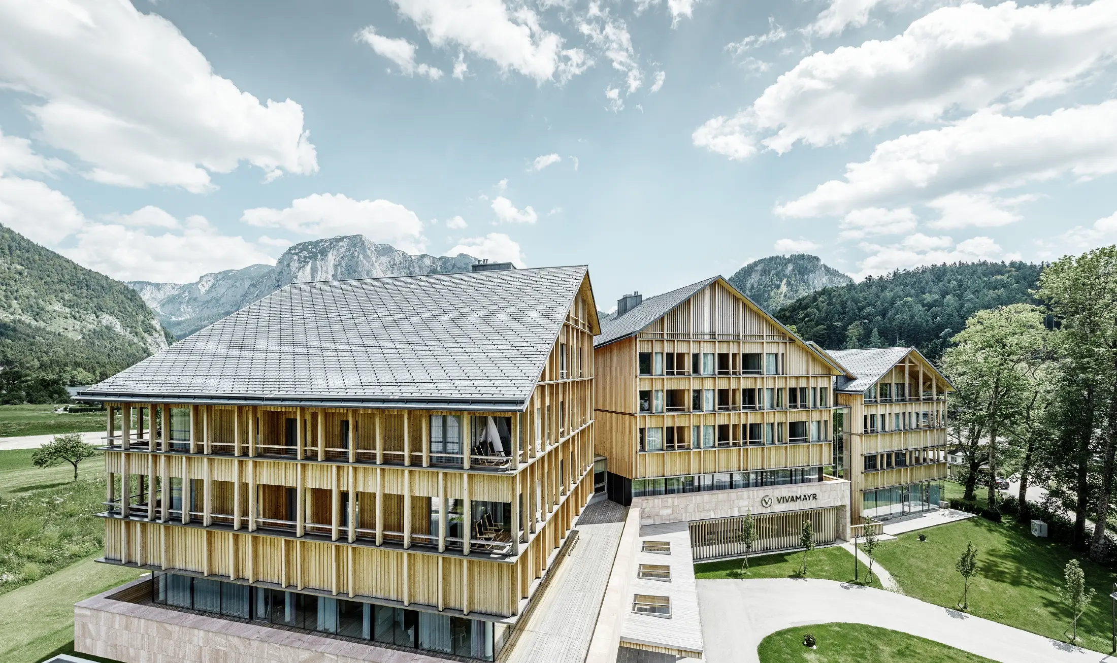 Hotel Vivamayr i Altaussee med träfasad och PREFA takshingeltak