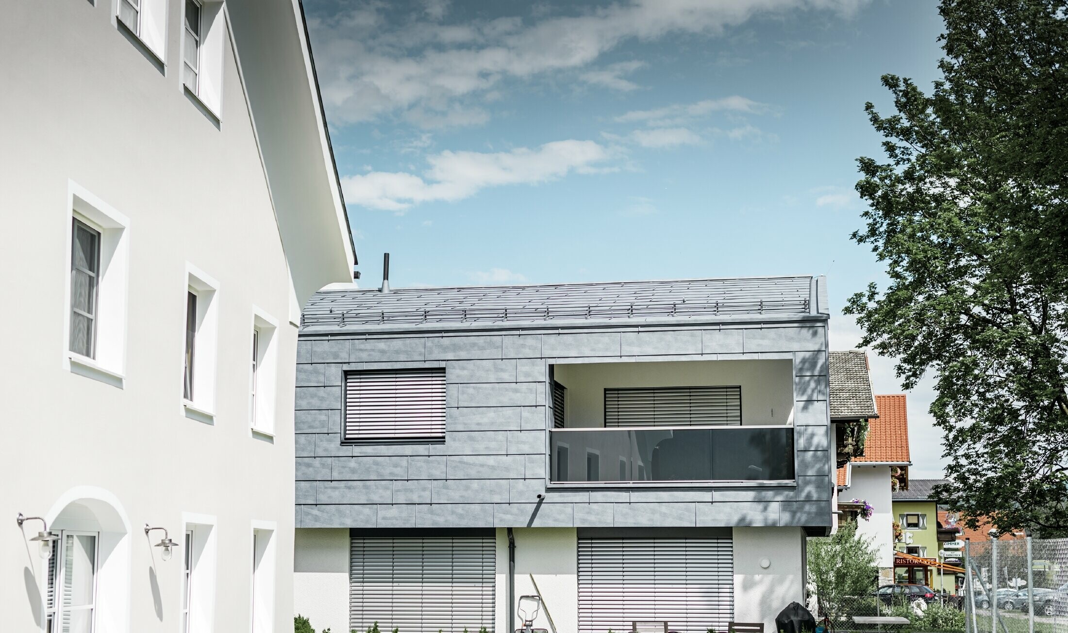 I bostadshuset i Mieming kläddes hela övre delen av byggnaden med PREFA fasadpanel FX.12 i stengrått.