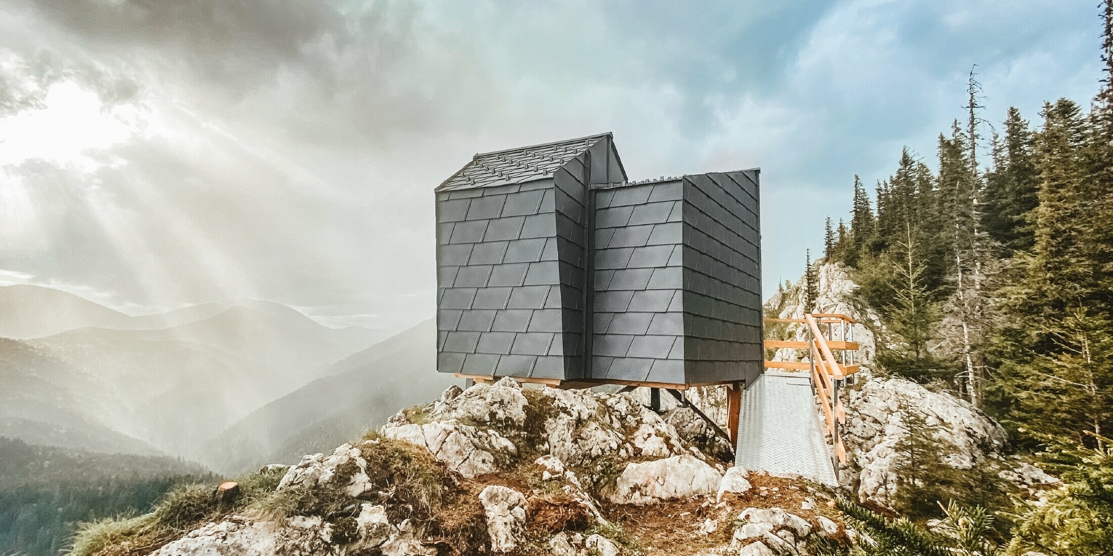 Kleine Schutzhütte in exponierter Lage, verkleidet mit dem witterungsbeständigen Aluminium von PREFA, Dachschindel DS.19 in P.10 Steingrau