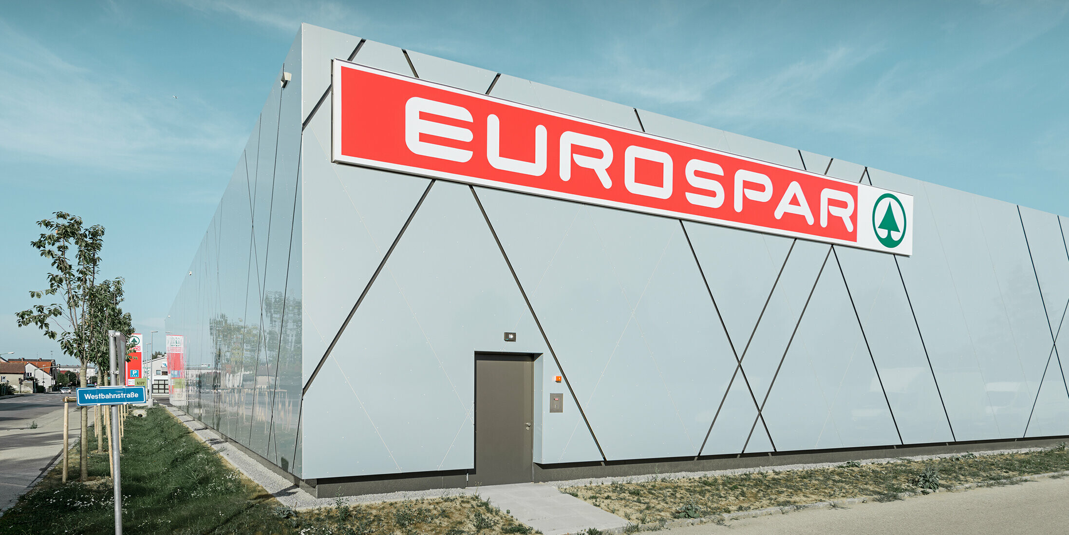 Baksidan på den nya Eurospar-butiken i Wels; fasaden kläddes med PREFA aluminiumkompositskiva i den enastående vackra färgen silverguld.