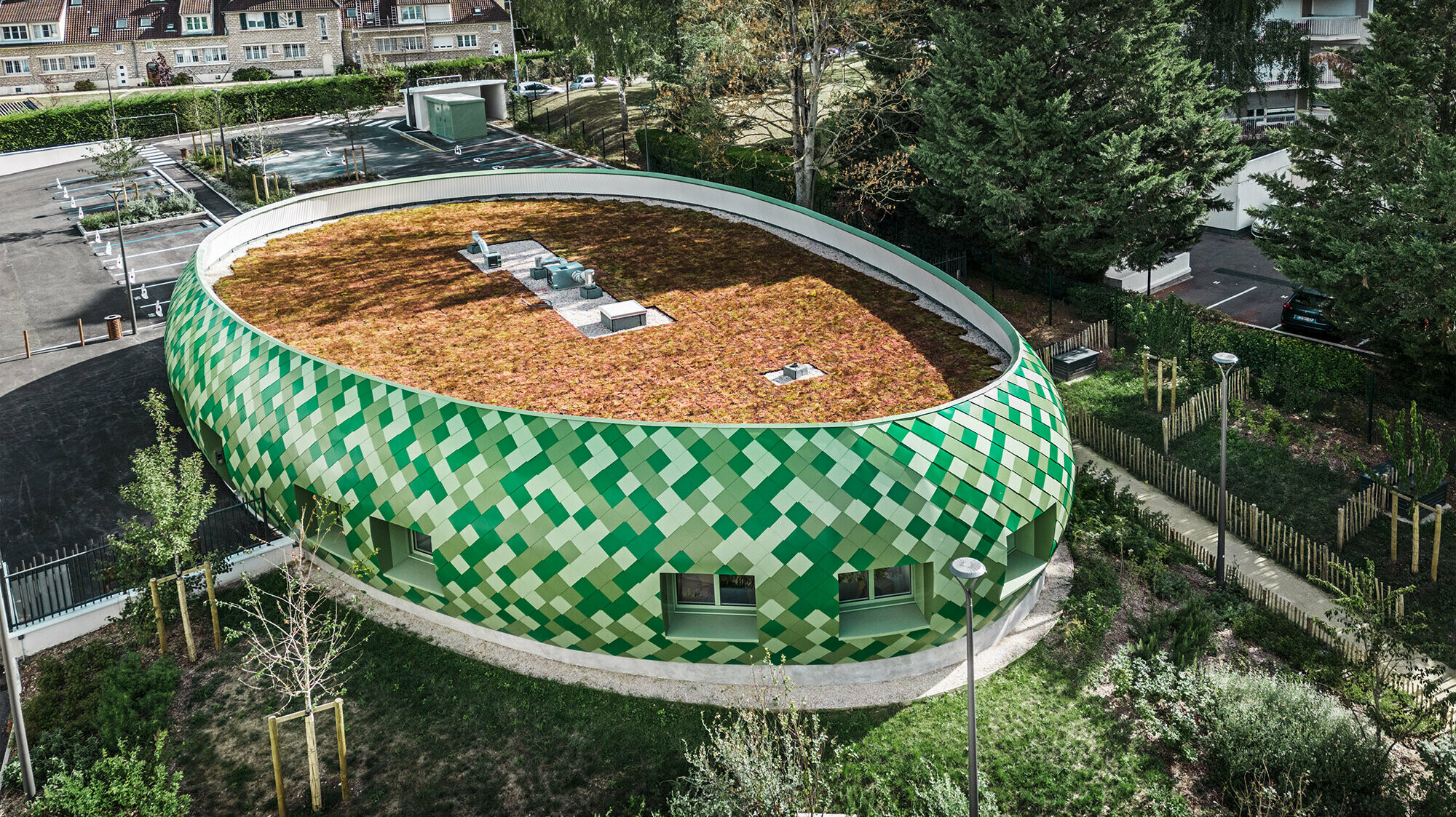 Das elliptische medizintherapeutische Zentrum in Marly-le-Roi und die umliegende Parkanlage aus der seitlichen Vogelperspektive.