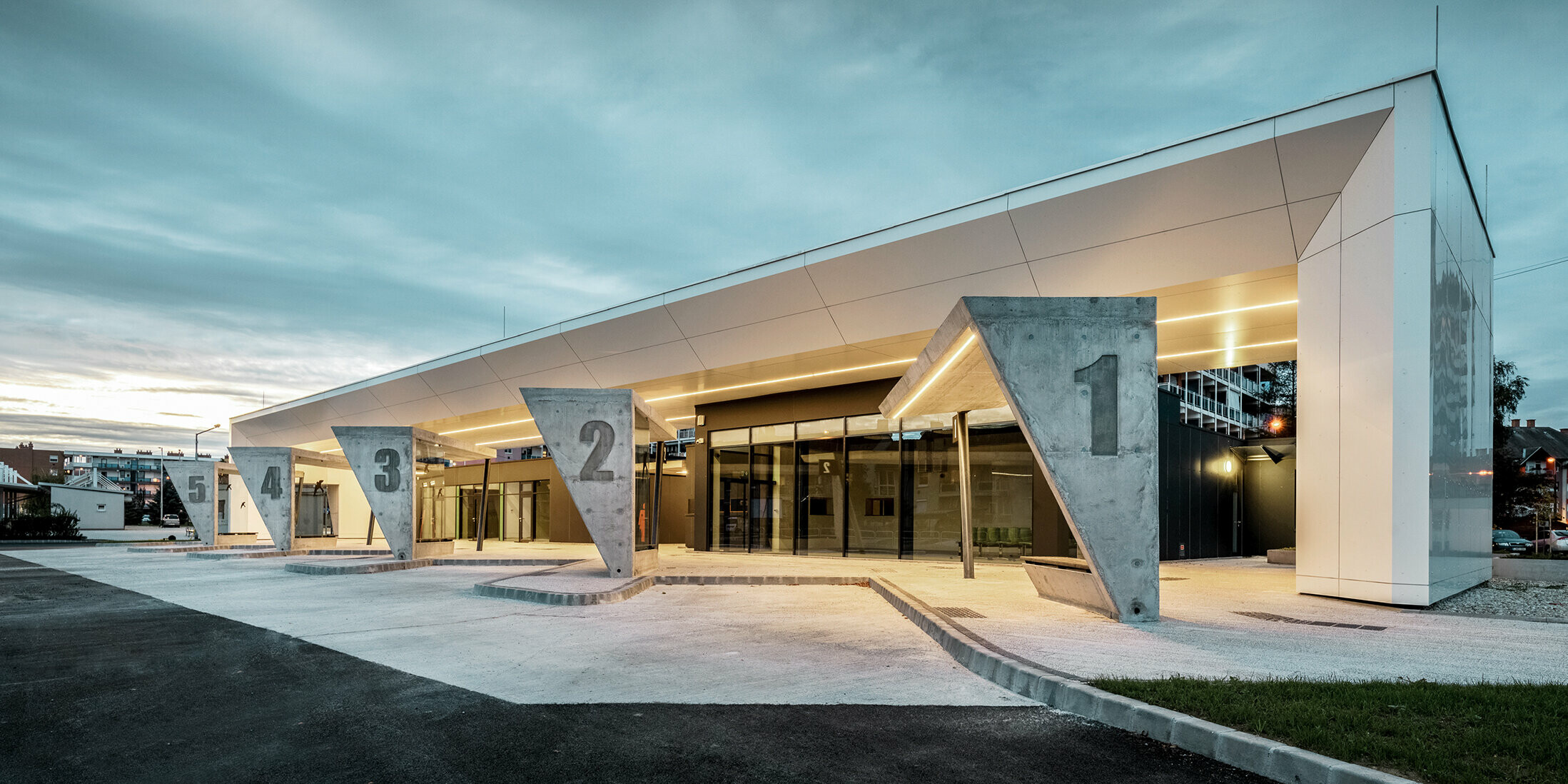 Modernt gestaltad busstation i Lenti. De undre skikten är klädda med PREFABOND aluminiumkompositskiva i renvit.