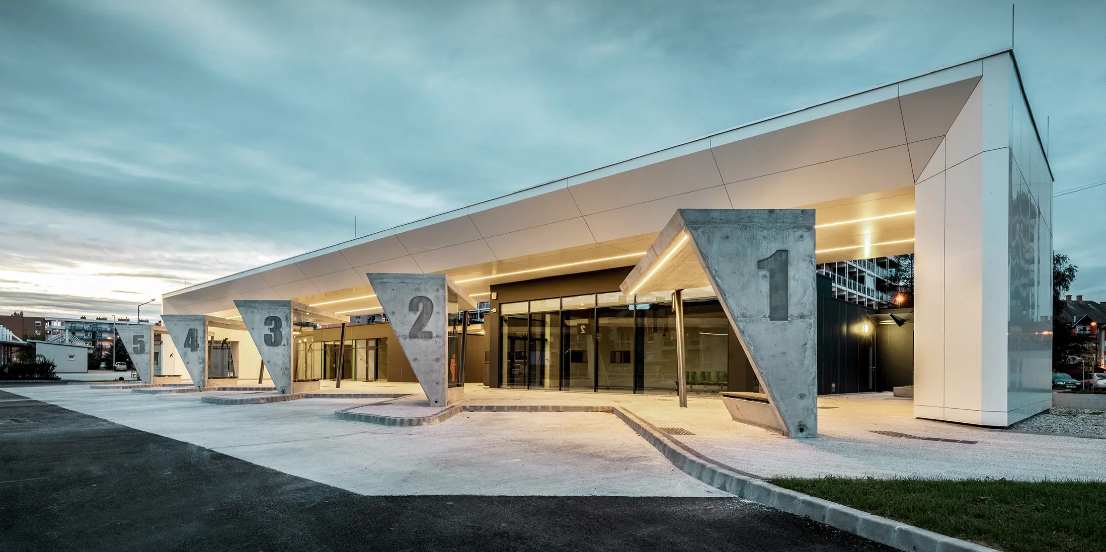 Modernt gestaltad busstation i Lenti. De undre skikten är klädda med PREFABOND aluminiumkompositskiva i renvit.