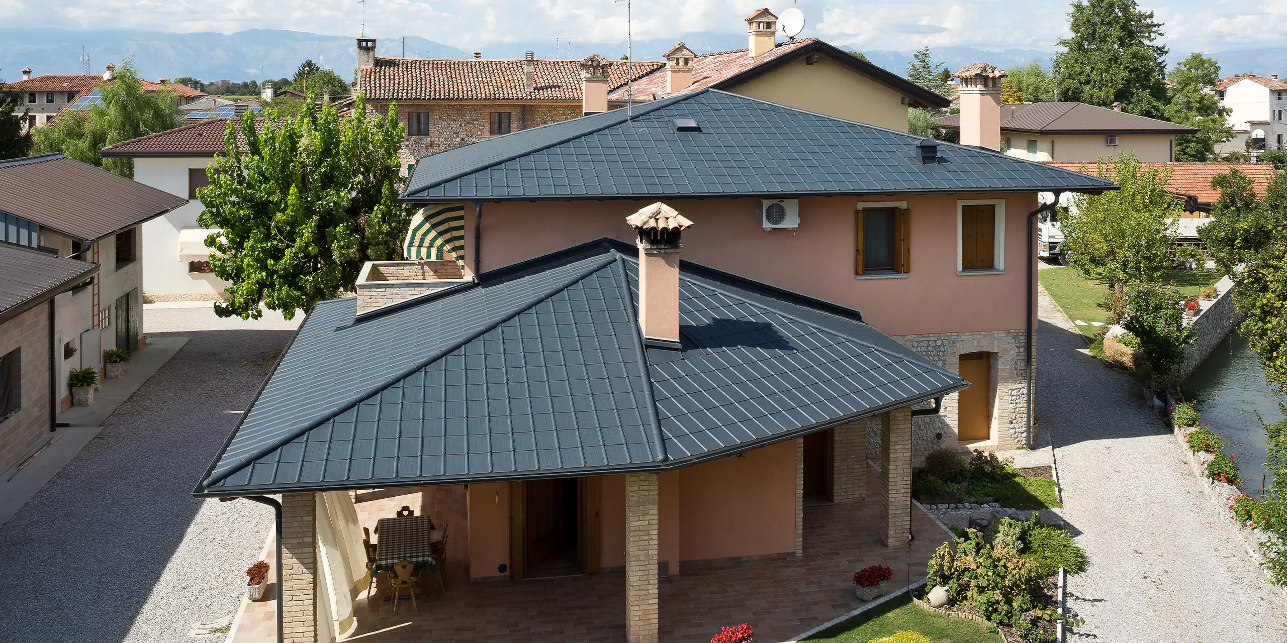 Italiensk villa med typiskt tälttak med PREFA Takplatta i P.10 antracit