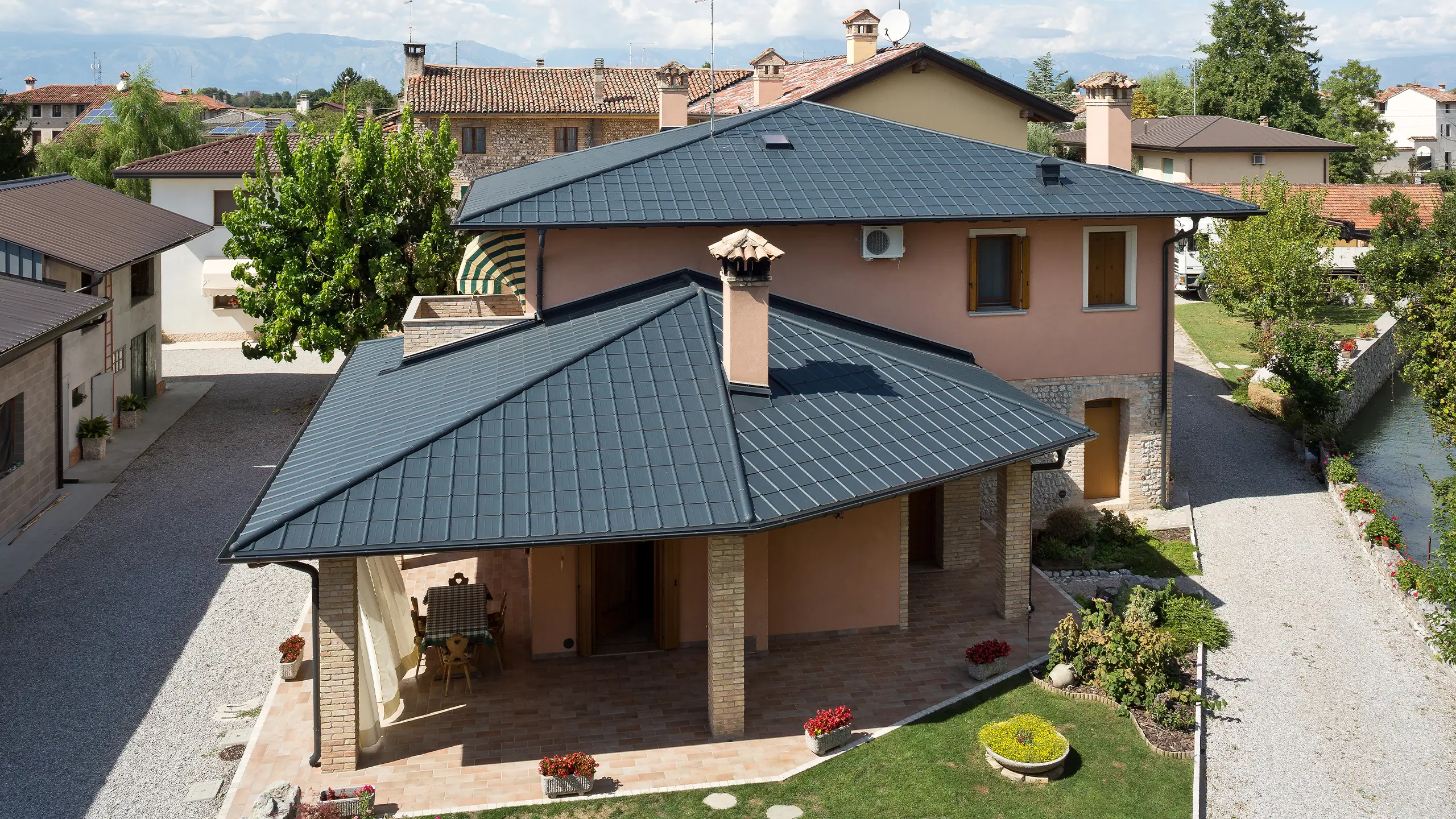 Italiensk villa med typiskt tälttak med PREFA Takplatta i P.10 antracit