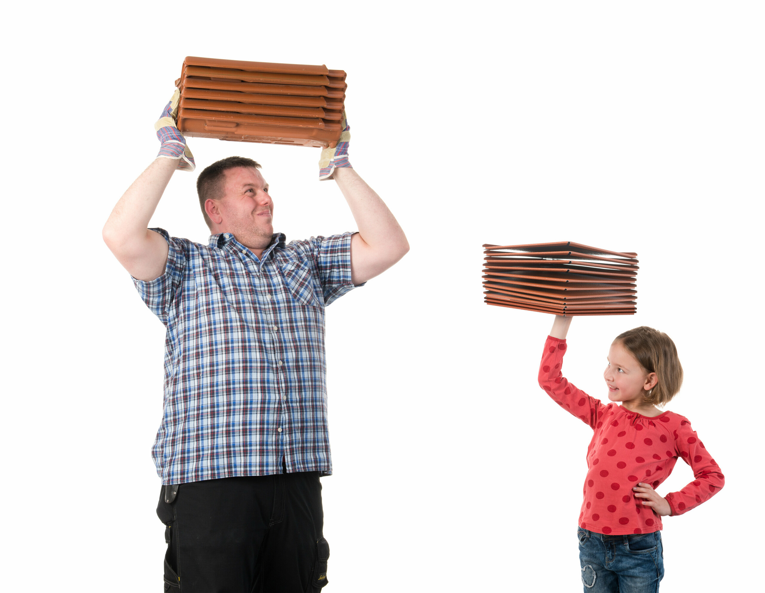 Fördelen med PREFA-produkter i jämförelse med traditionella tegelprodukter – illustrerat med en flicka som med lätthet håller upp PREFA-produkter och en man som viker sig under vikten av tegelpannor.