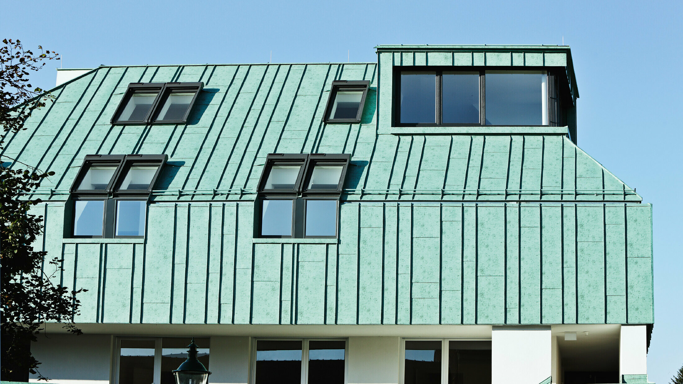 Tag- og facadedesign med PREFALZ i patinagrøn fra PREFA i forskellige panelbredder