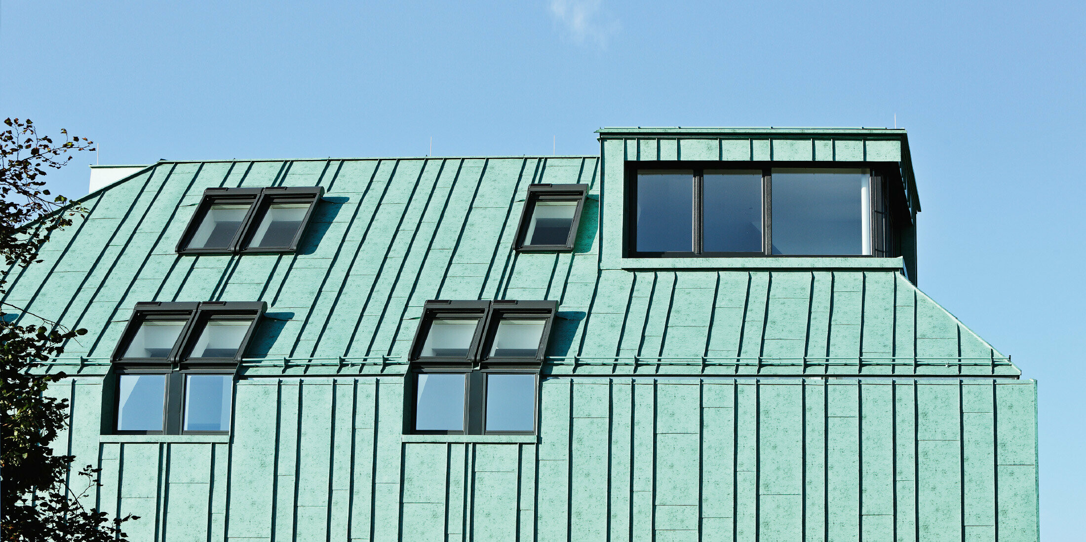 Tag- og facadedesign med PREFALZ i patinagrøn fra PREFA i forskellige panelbredder