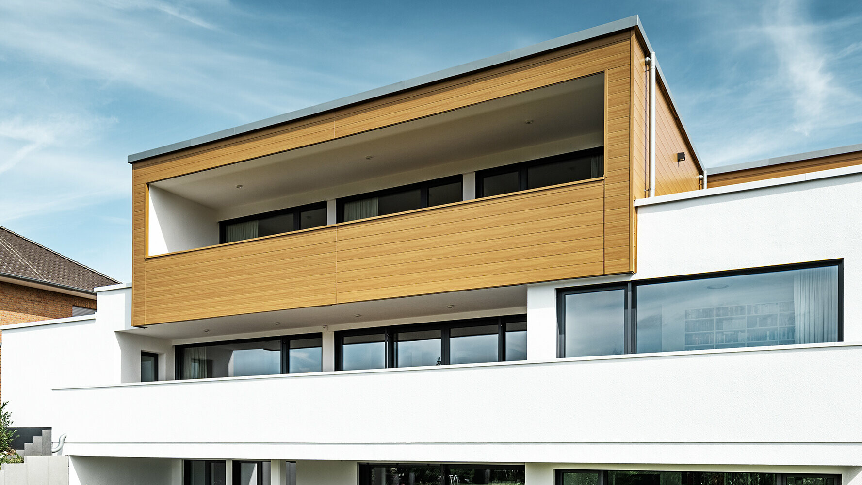 Detta moderna hus kläddes delvis med högkvalitativa PREFA Sidings i färgen grå ek.