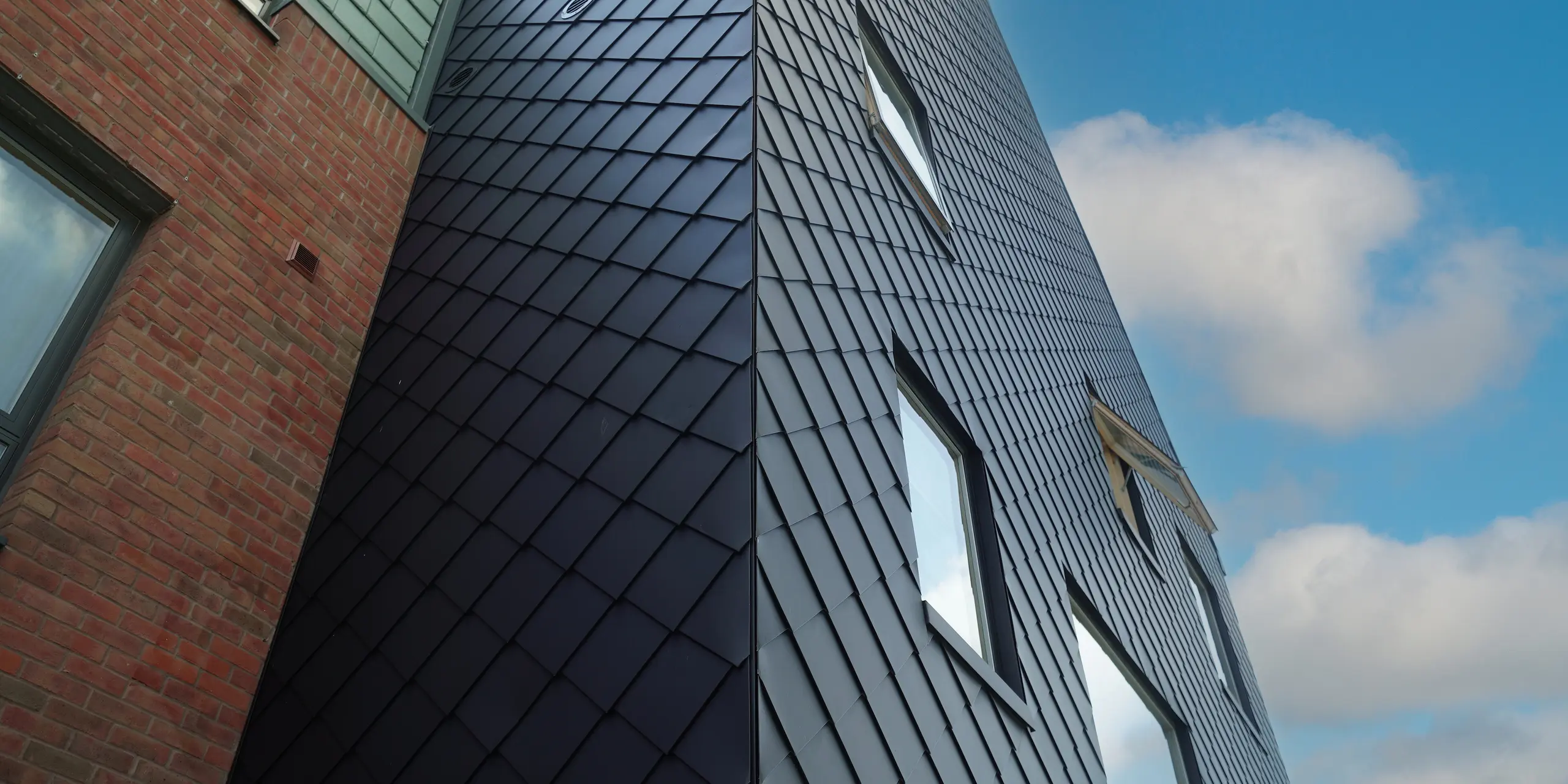 Detailaufnahme der Fassade der Courtyards mit der PREFA Wandraute 29 × 29 in P.10 Schwarz