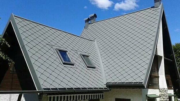 Takrenovering med PREFA takromber Brant sadeltak täckt med PREFA takromber.