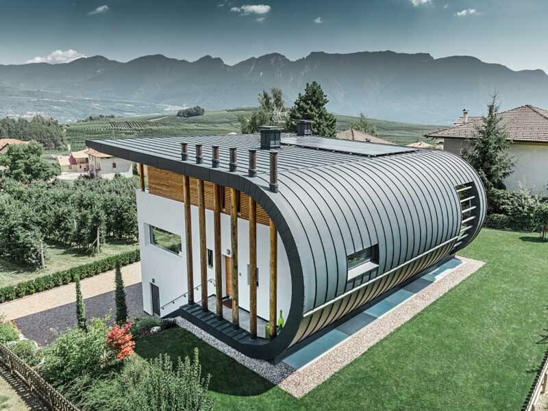 Villa i Italien med rundad tak- och fasadbeklädnad av PREFALZ i P.10 antracit