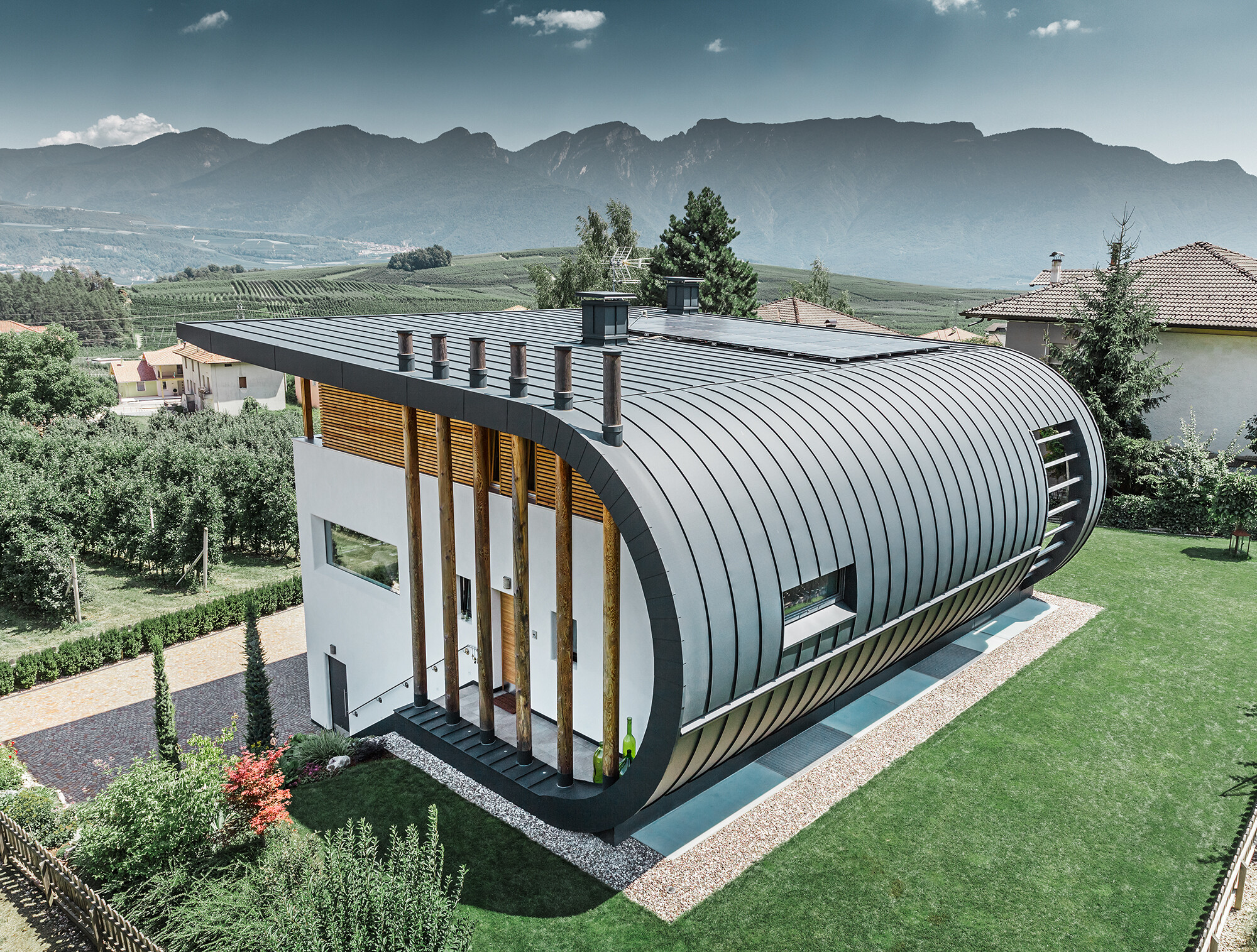 Modern villa med PREFALZ tak- och fasadbeklädnad Villa i Italien med rundad tak- och fasadbeklädnad av PREFALZ i P.10 antracit
