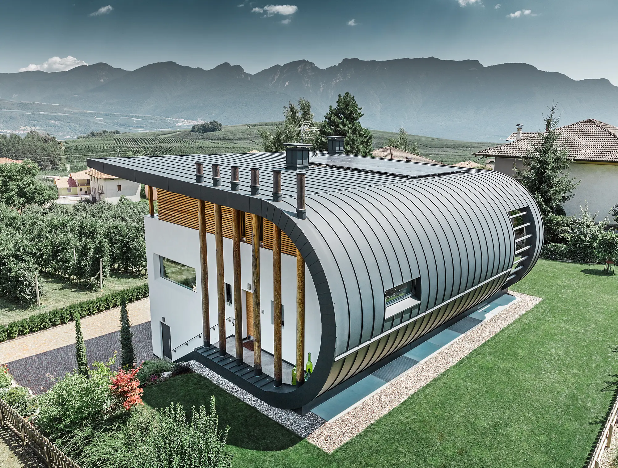 Villa i Italien med rundad tak- och fasadbeklädnad av PREFALZ i P.10 antracit