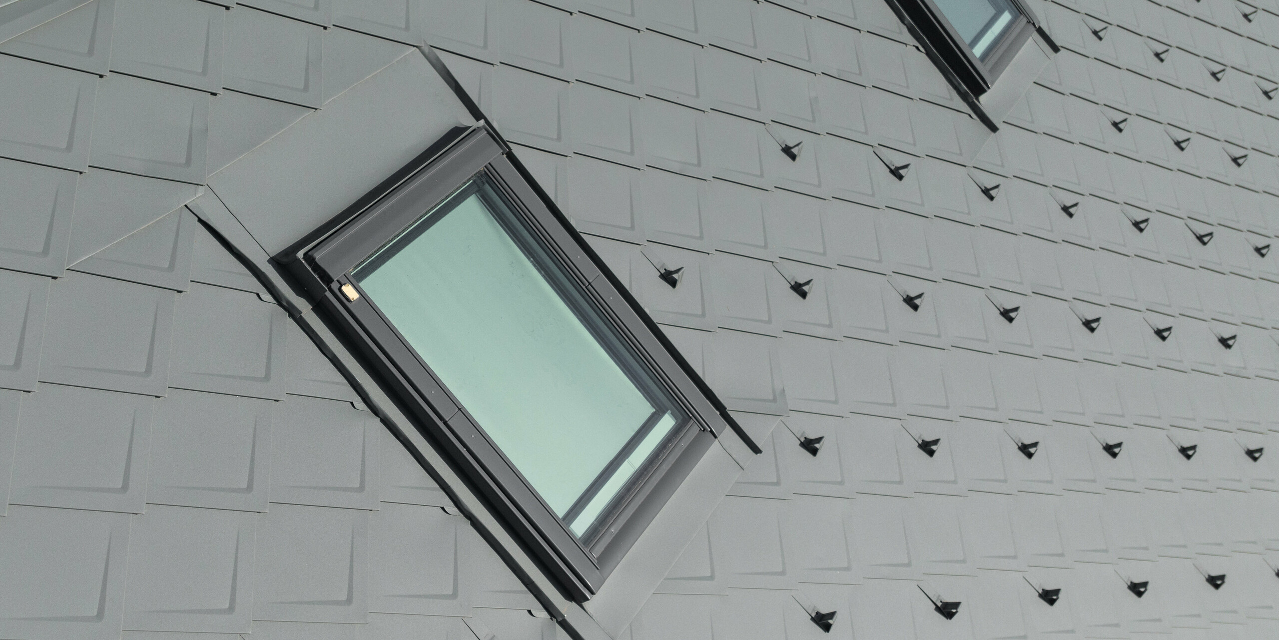 PREFA Dachraute 29x29 in P.10 Hellgrau auf einem Ferienhaus in Engins nahe Grenoble